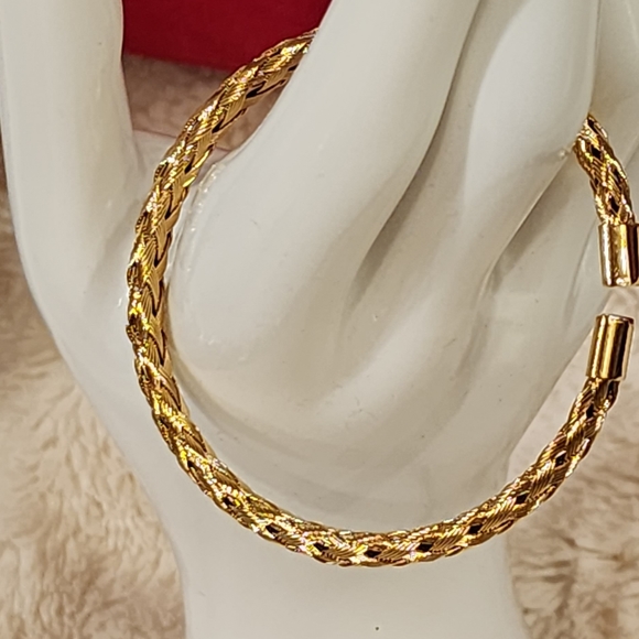 Stainless Steel Goldtone or Silvertone weaved bangle bracelet - Picture 8 of 16